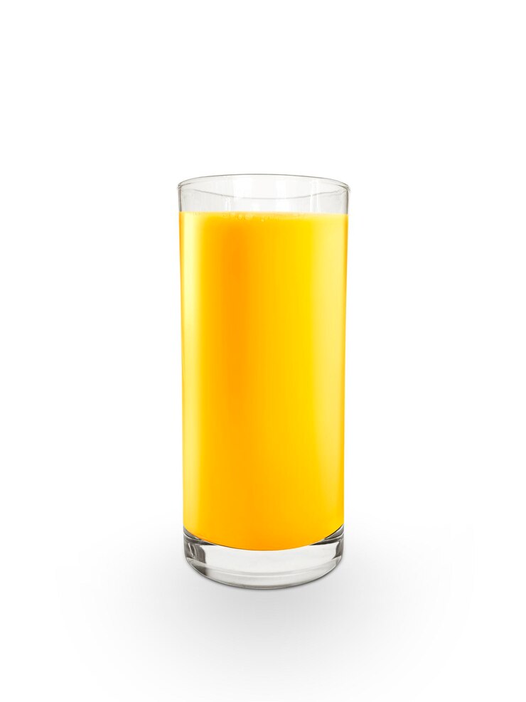 Foto copo de suco de laranja isolado no fundo branco