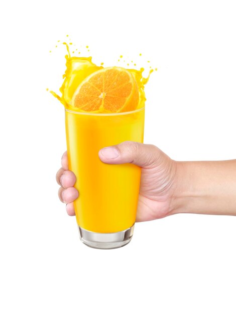 Copo de suco de laranja na mão isolado no fundo branco