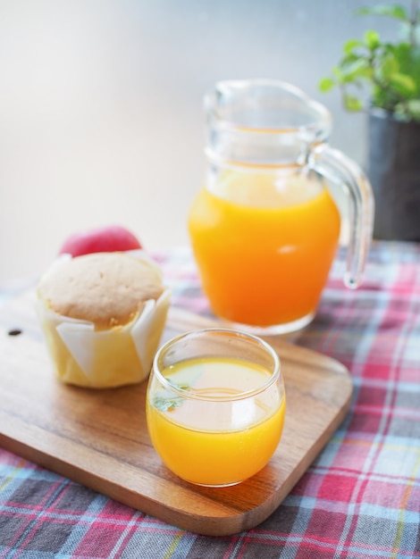 Copo de suco de laranja no café da manhã