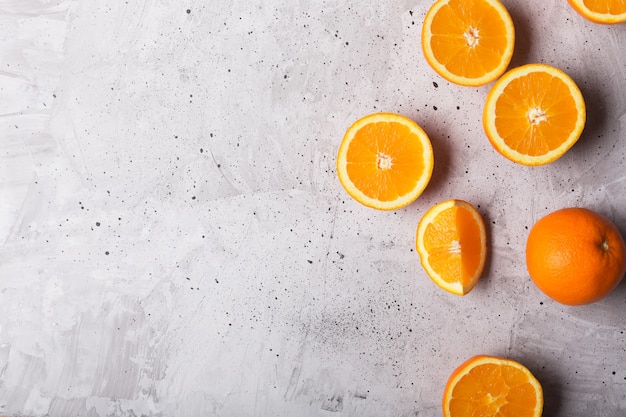 Copo de suco de laranja sobre o fundo cinza, vista superior com espaço de cópia