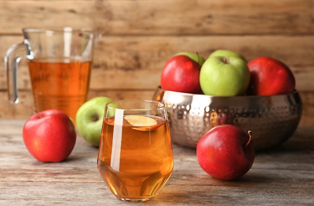 Copo de suco de maçã delicioso na mesa