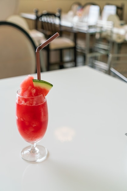 copo de suco de melancia fresca na mesa de um café restaurante