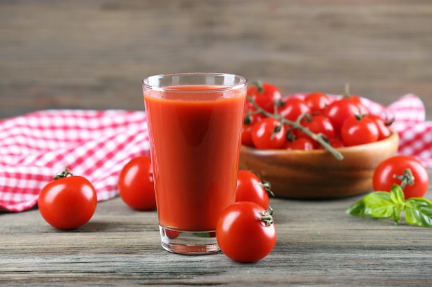 Copo de suco de tomate com legumes na mesa de madeira close-up