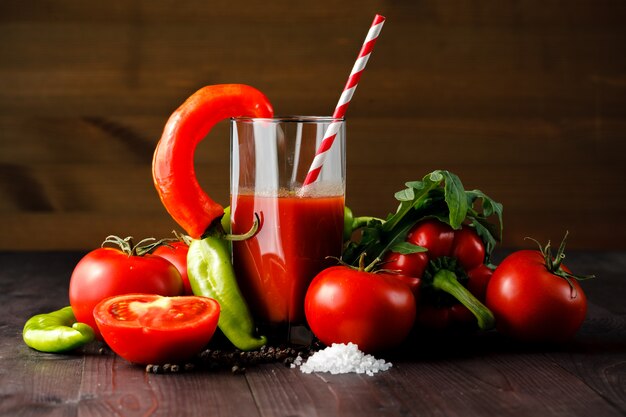 Copo de suco de tomate com legumes