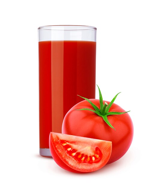 Copo de suco de tomate e tomate cortado isolado no fundo branco