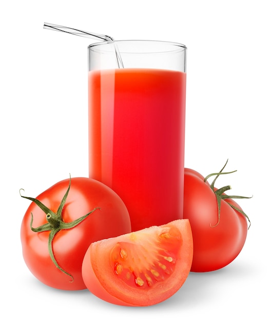 Copo de suco de tomate e tomate fresco isolado no fundo branco