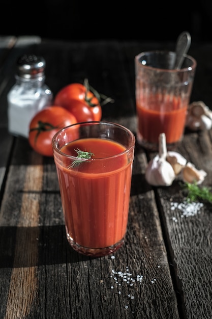 Copo de suco de tomate fresco, tomate e alho