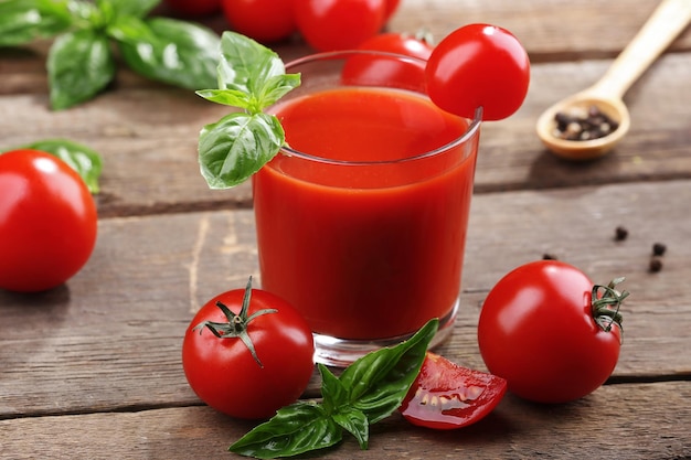 Copo de suco de tomate na mesa de madeira closeup