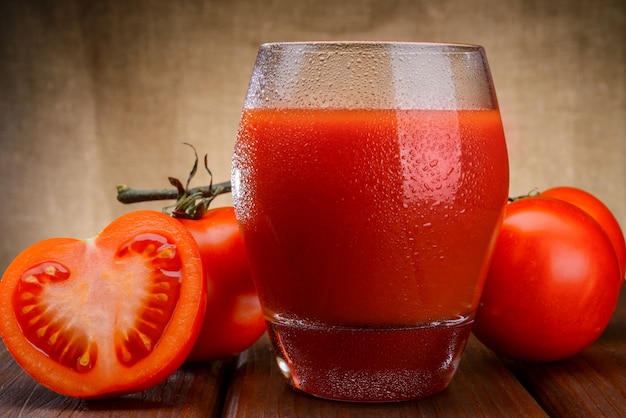 Copo de suco de tomate