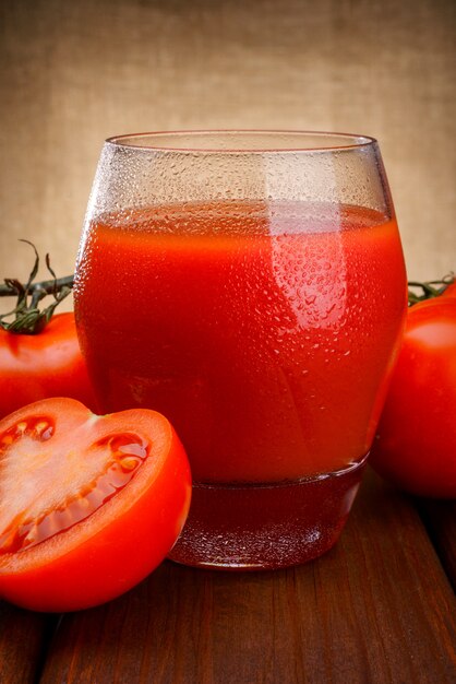 Copo de suco de tomate