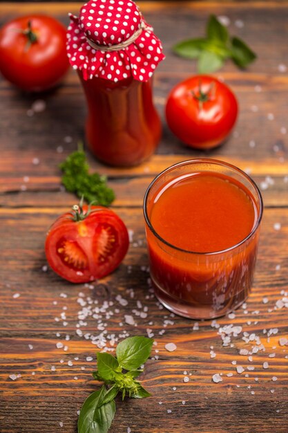 Copo de suco de tomate