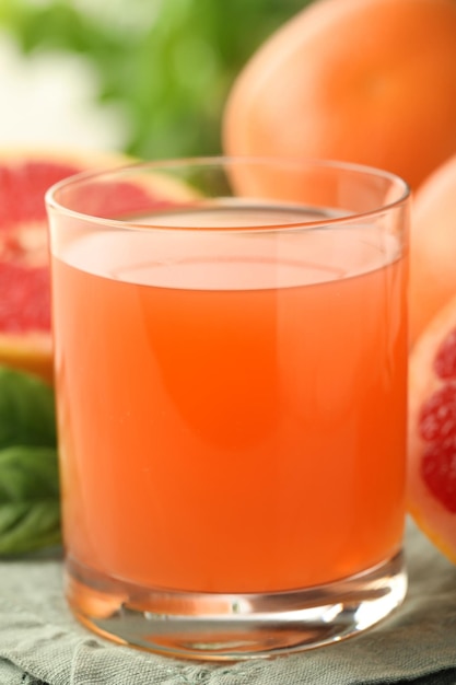 Copo de suco de toranja delicioso na mesa fechada