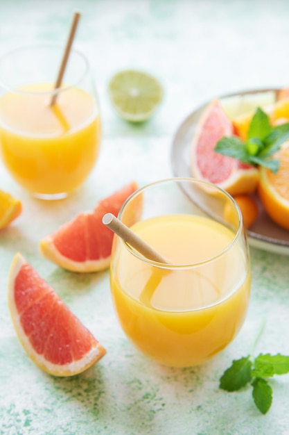 Copo de suco e frutas cítricas