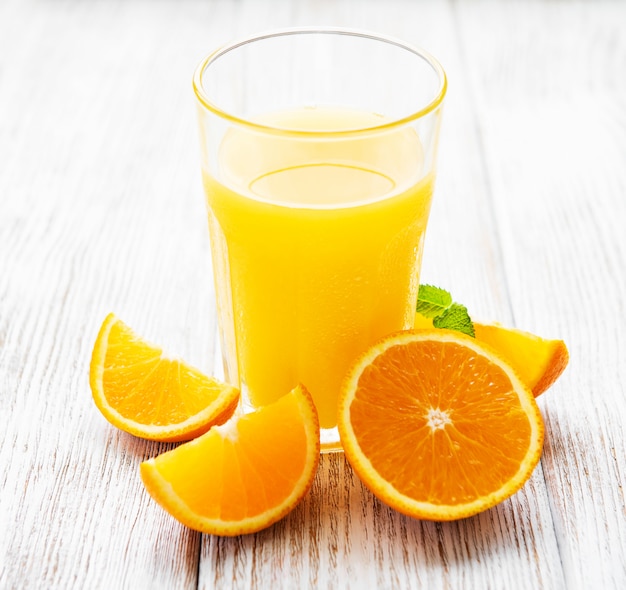 Copo de suco e frutas laranja