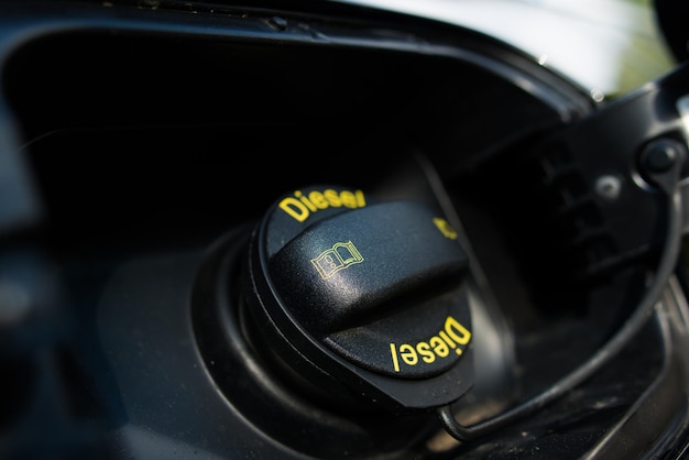 Copo De Tanque De Carro A Diesel Limpo Closeup Conceito De Abastecimento De Diesel Foto