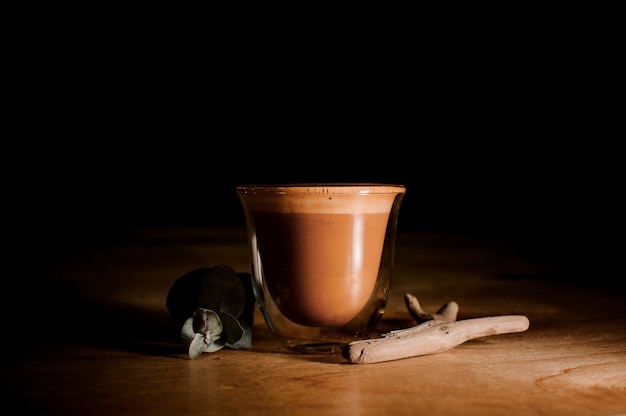 Copo de vidro transparente com bebida de café quente e fresca