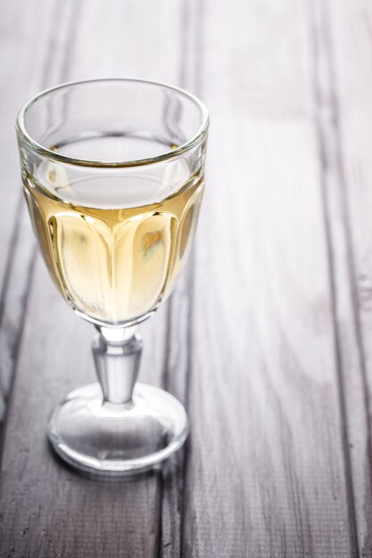 Copo de vinho branco. Bebida alcoólica