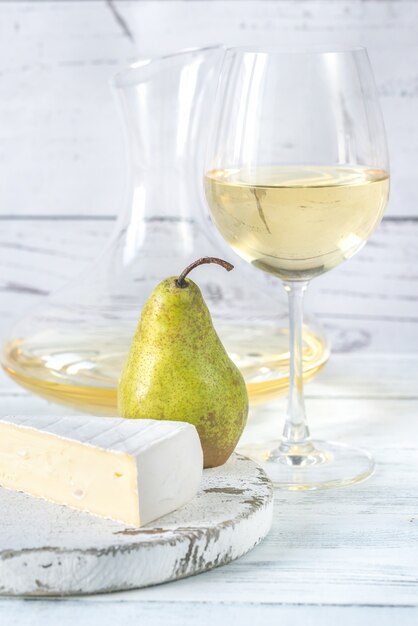 Copo de vinho branco com queijo e peras