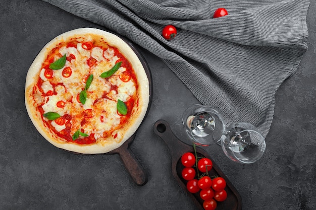 Copo de vinho branco e pizza margarita com tomate e queijo