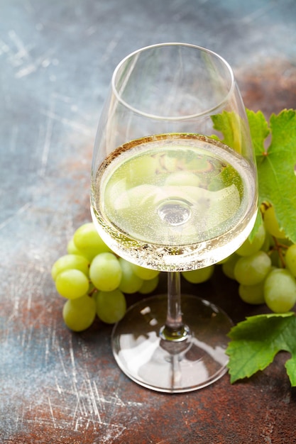 Copo de vinho branco e uva