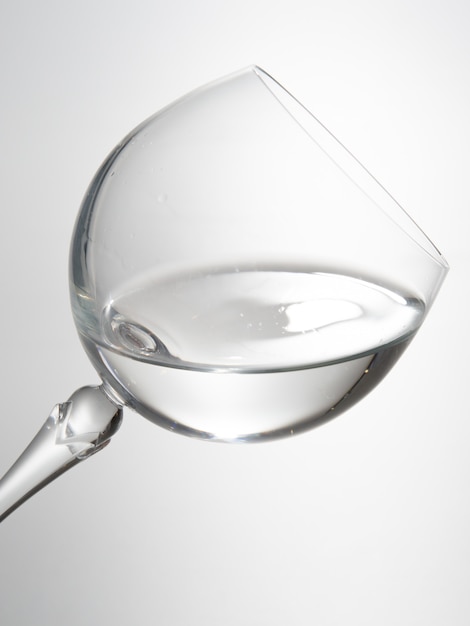 Copo de vinho com água isolado no branco