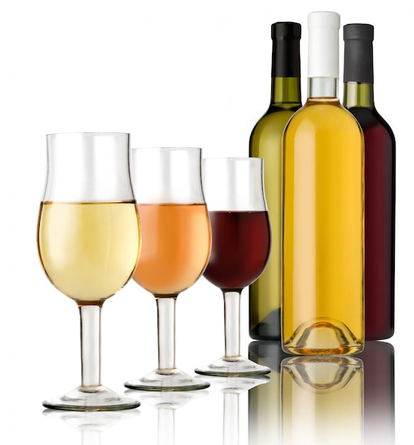 Copo de vinho com garrafas de vinho isolado no branco