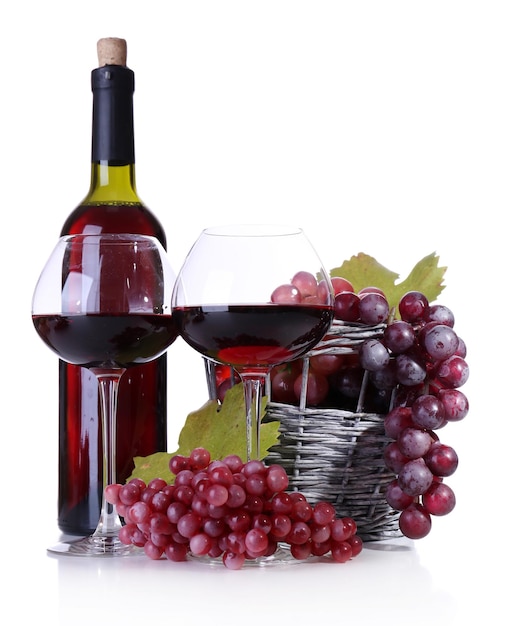 Copo de vinho com uva para vinho tinto e garrafa isolada em branco