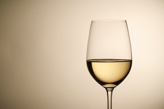 Copo de vinho com vinho branco e cópia espaço