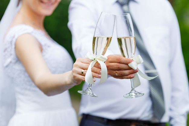 Copo de vinho de casamento nas mãos de noivos