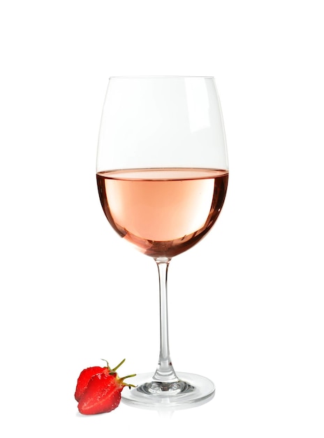 Copo de vinho de morango delicioso no fundo branco