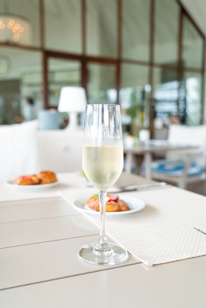 Copo de vinho espumante na mesa no café restaurante