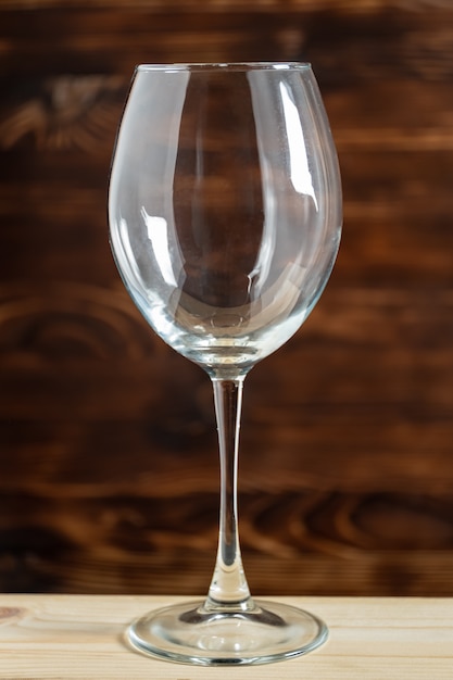 Copo de vinho na mesa de madeira
