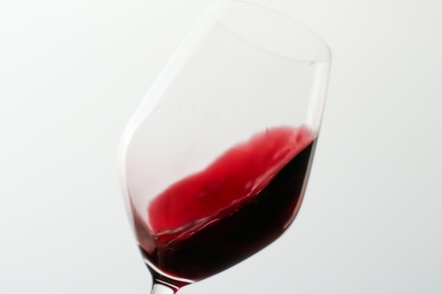 Copo de vinho tinto derramando bebida no controle de qualidade do evento de degustação de férias de luxo espirrando fundo de movimento líquido para enologia ou marca de viticultura premium