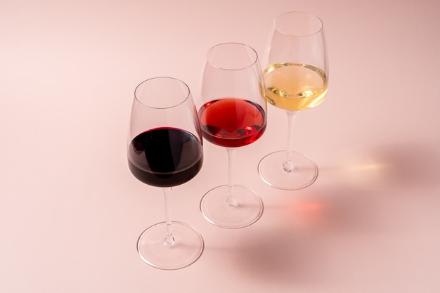 Foto copo de vinho tinto e copo de vinho rosé e copo de vinho branco