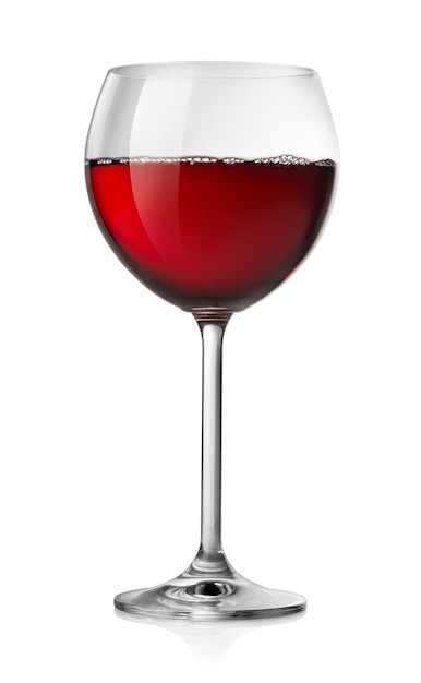 Copo de vinho tinto isolado no fundo branco