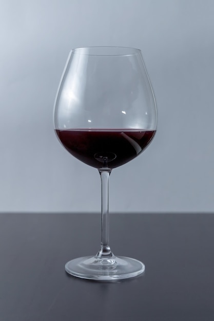 Copo de vinho tinto na mesa de madeira