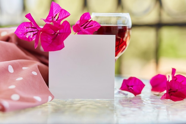 Copo de vinho tinto na moda Flores cor-de-rosa decorativas de buganvílias Elegante maquete de cartão postal