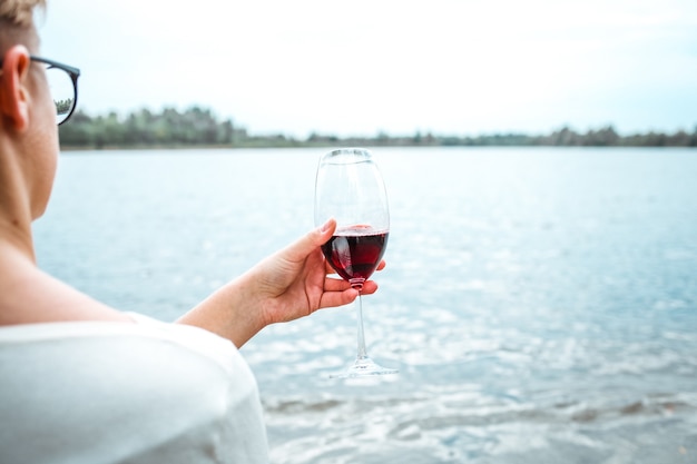 Copo de vinho tinto seco na mão