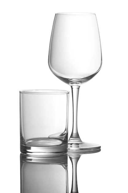 Copo de vinho vazio em um branco