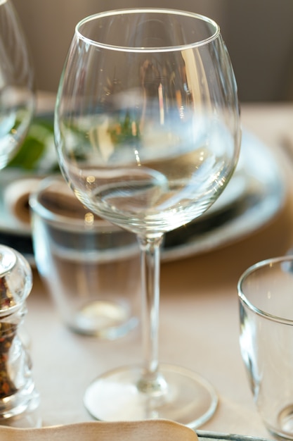 Copo de vinho vazio em uma mesa de restaurante