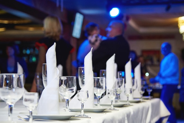 Foto copo de vinho vazio na mesa de banquete. configuração da mesa para um banquete ou jantar.