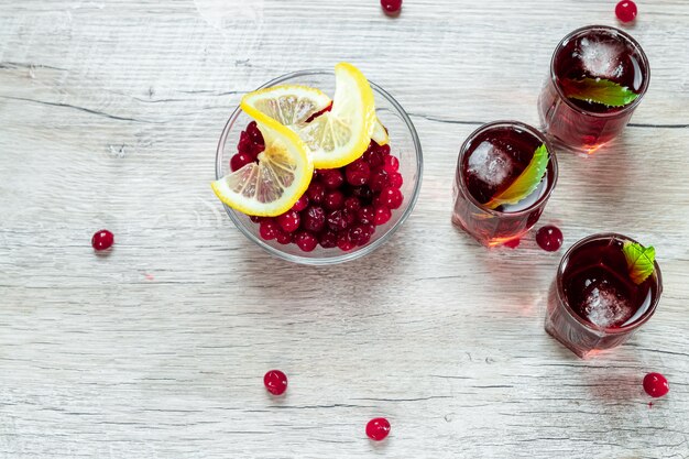 Copo de vinho vermelho tiro cocktail alcoólico frio com framboesas e hortelã