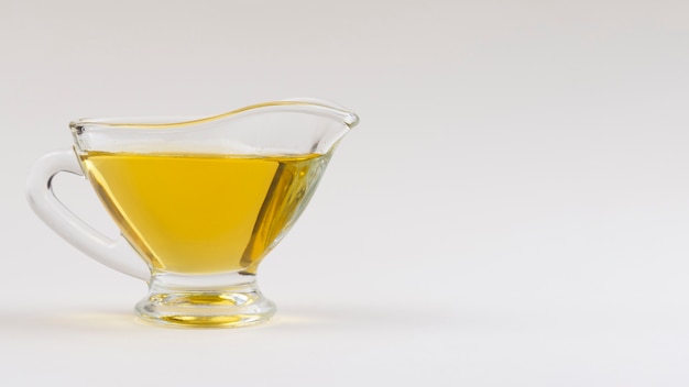 Foto copo de vista frontal com azeite de oliva na mesa