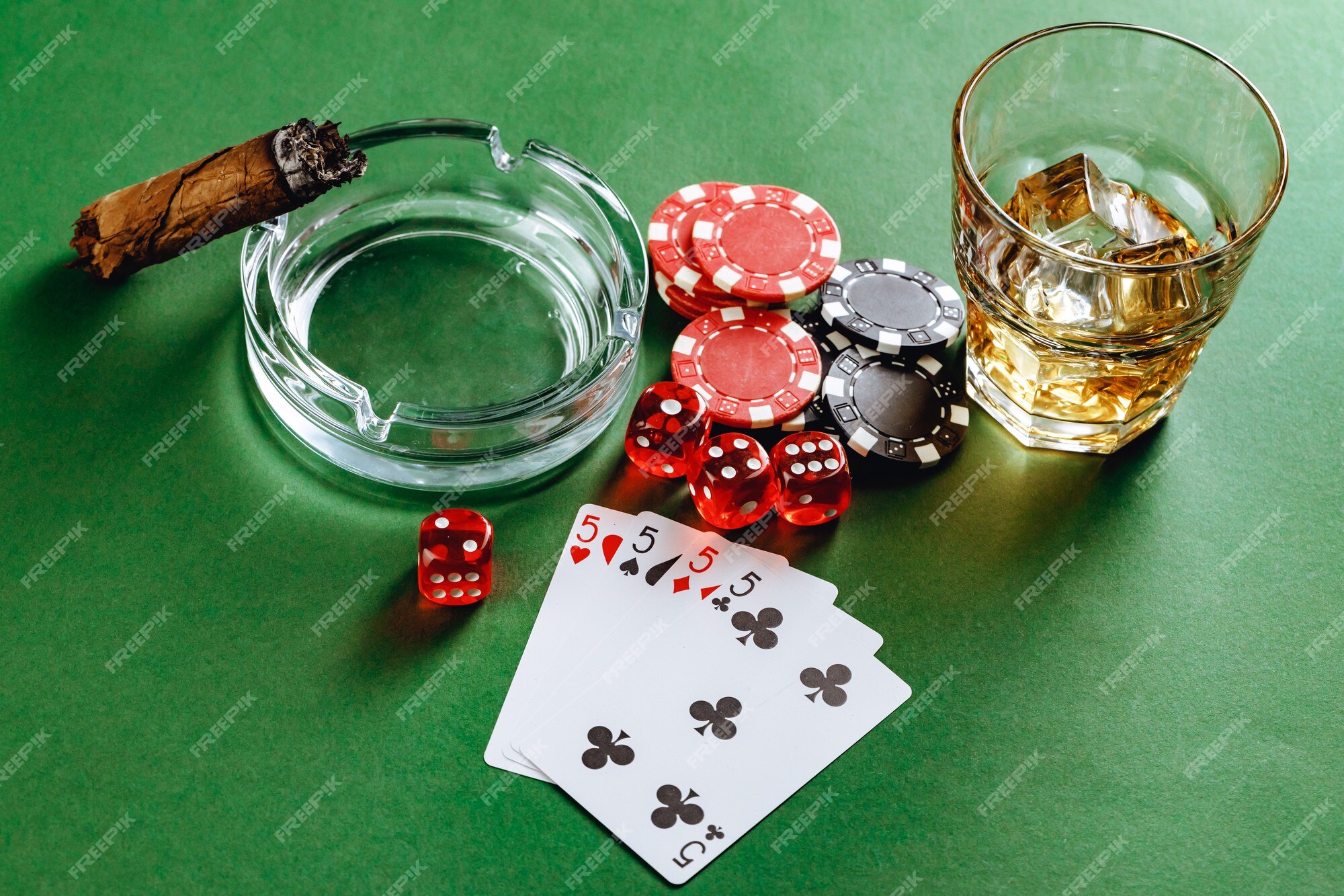 Copo de whisky charuto jogando cartas e fichas no verde