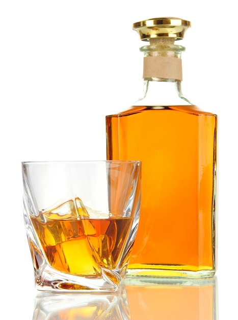 Copo de whisky com garrafa, isolado no branco