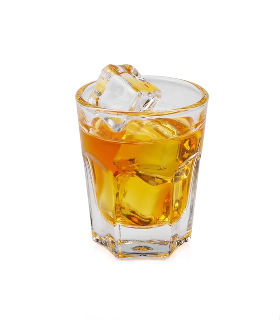 Copo de whisky escocês e gelo no fundo branco