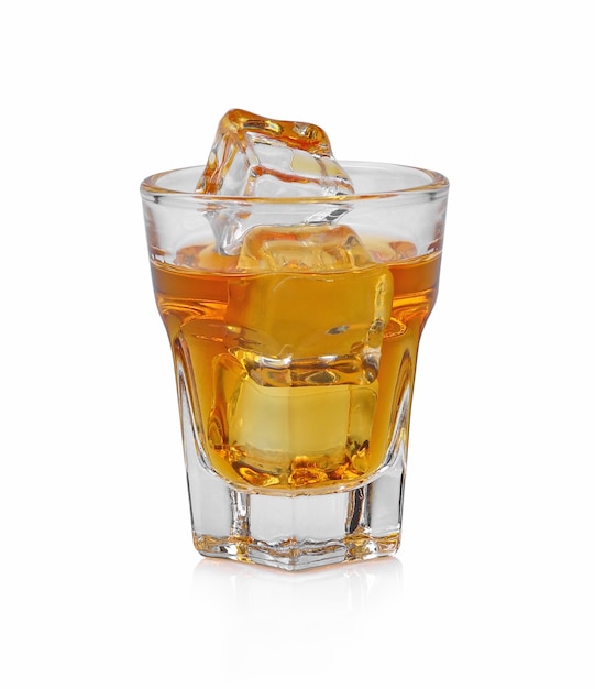 Copo de whisky escocês e gelo no fundo branco