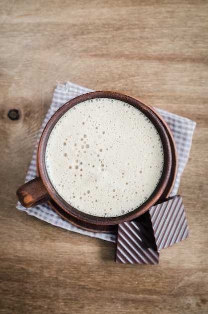 Copo do Cappuccino com uma parte de chocolate.