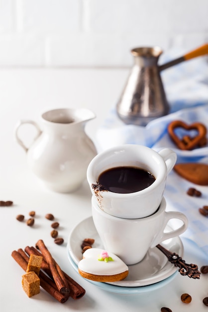 Copo e feijões de café em um fundo branco.