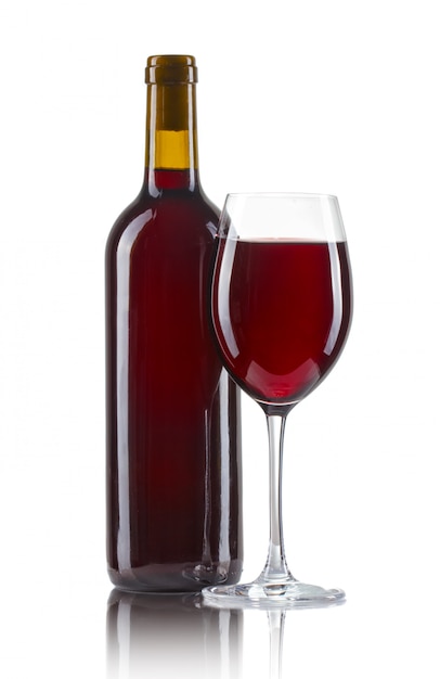 Copo e garrafa de vinho tinto isolado no branco